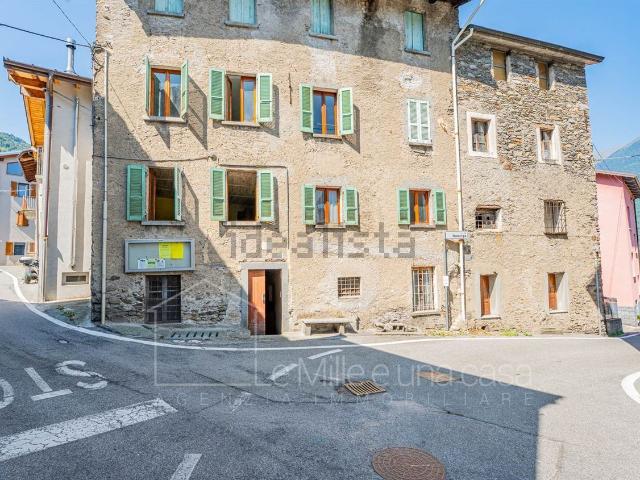 Villetta bifamiliare in vendita di 372 m² in Via Don Cusini