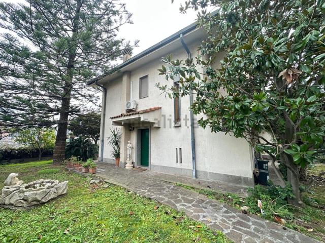 Villetta bifamiliare in vendita di 280 m² in Via Fiume Giallo