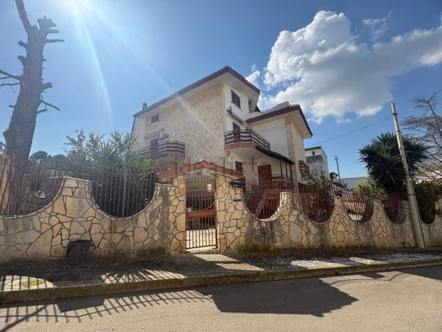 Villetta bifamiliare in vendita di 280 m² in Via G. Marconi, 15