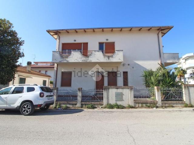 Villetta bifamiliare in vendita di 280 m² in Via Guglielmo Oberdan, 20
