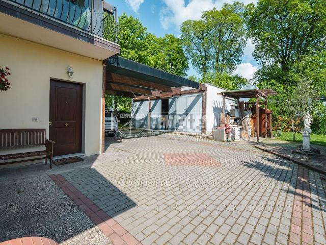 Villetta bifamiliare in vendita di 280 m² in Via Mavora, 109