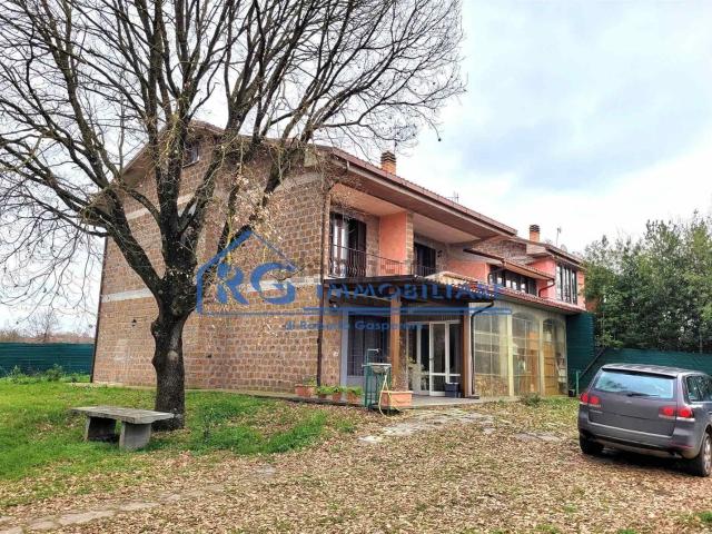 Villetta bifamiliare in vendita di 280 m² in Via Nino Bixio