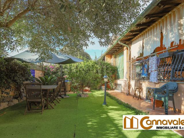 Villetta bifamiliare in vendita di 280 m² in Via Nicola de Giosa