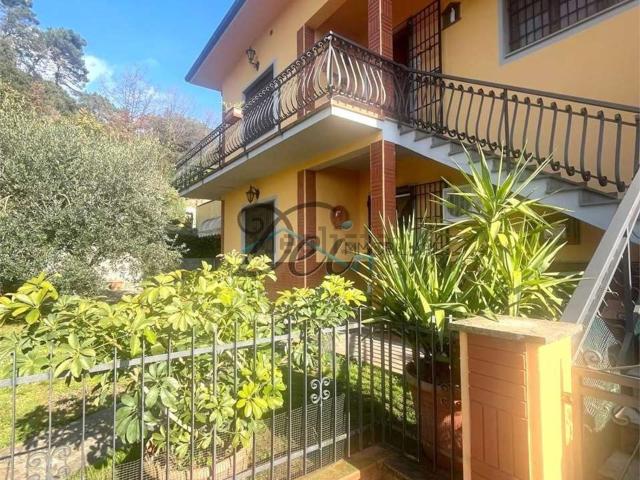 Villetta bifamiliare in vendita di 280 m² in Via per San Pietro