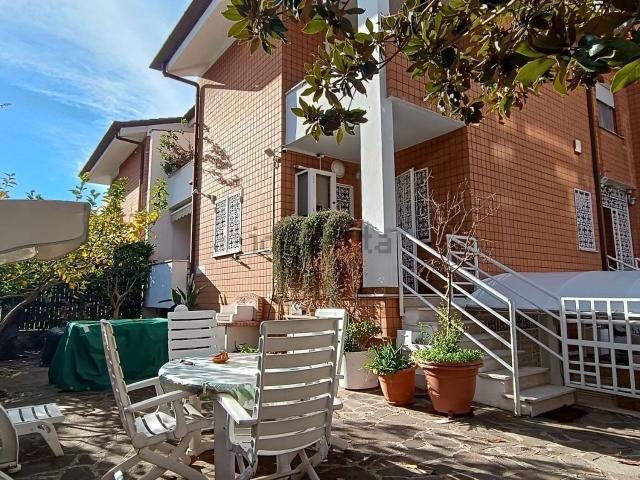 Villetta bifamiliare in vendita di 280 m² in Via Polusca