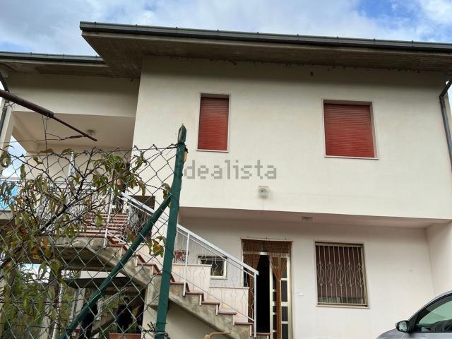 Villetta bifamiliare in vendita di 280 m² in Via Portanova