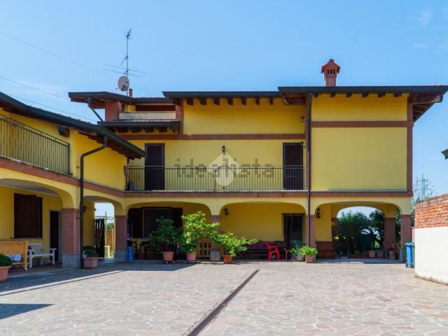 Villetta bifamiliare in vendita di 280 m² in Via Roma, 36