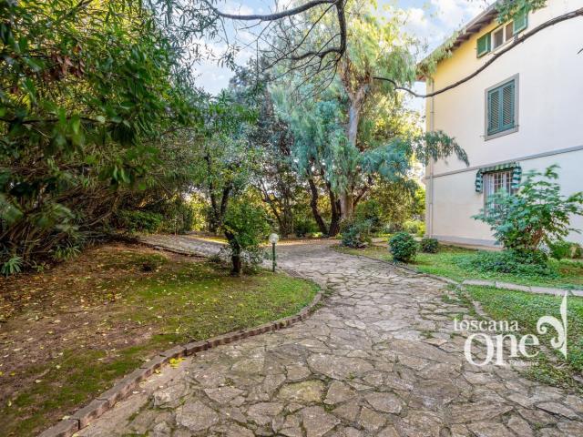 Villetta bifamiliare in vendita di 280 m² in Viale di Antignano