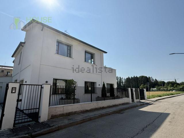 Villetta bifamiliare in vendita di 280 m² in Viale Fratelli Bandiera
