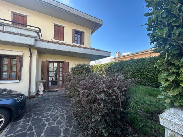 Villetta bifamiliare in vendita di 281 m² in Via Tintoretto