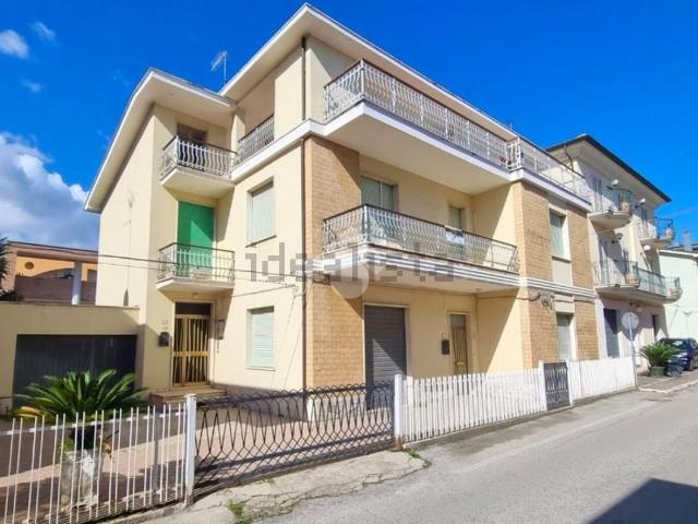 Villetta bifamiliare in vendita di 281 m² in Via Giovanni XXIII, 24