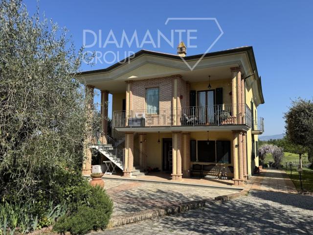 Villetta bifamiliare in vendita di 281 m² in Via Soccorso