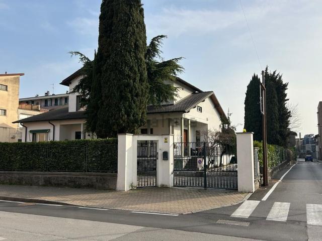 Villetta bifamiliare in vendita di 282 m² in Corso XXV Aprile