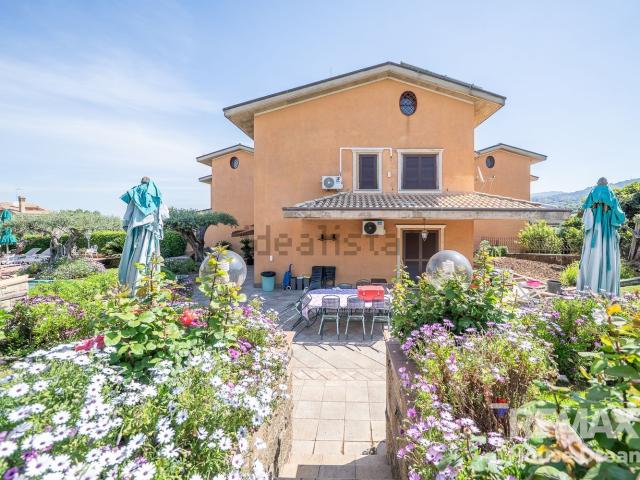 Villetta bifamiliare in vendita di 282 m² in Via di Grotte Maria, 1