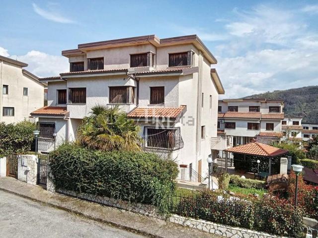 Villetta bifamiliare in vendita di 287 m² in Via San Paolo, 8