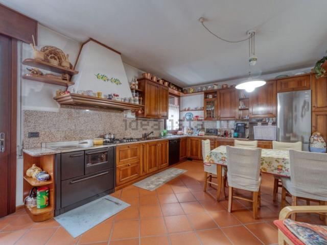 Villetta bifamiliare in vendita di 284 m² in Via Francesco Petrarca