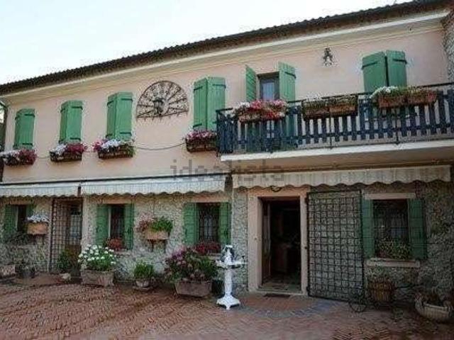 Villetta bifamiliare in vendita di 284 m² in Via Mantovane