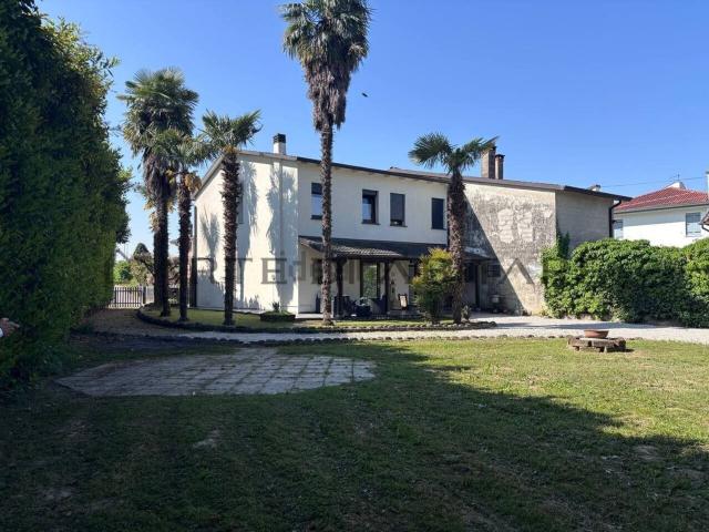 Villetta bifamiliare in vendita di 284 m² in Via Padova Bassano