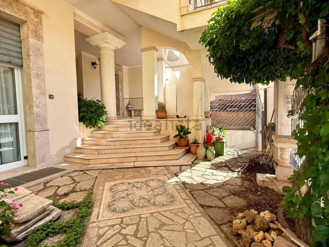 Villetta indipendente in vendita di 263 m² in Via Ezio Tarantelli, 6