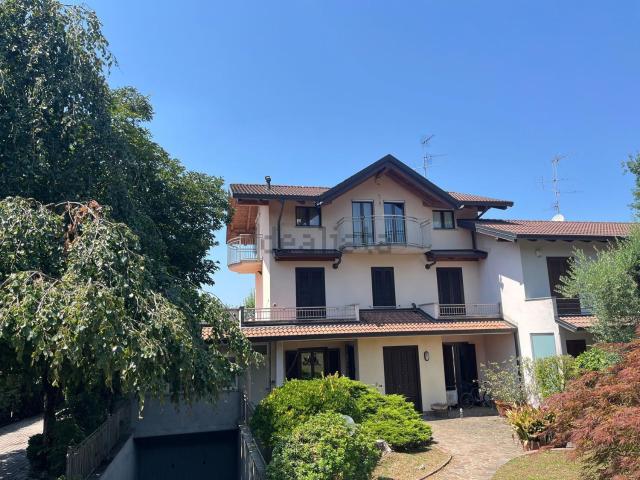 Villetta bifamiliare in vendita di 285 m² in Via Leopardi, 5