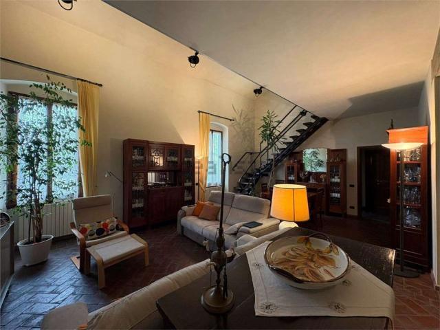 Villetta bifamiliare in vendita di 285 m² in Via Senese