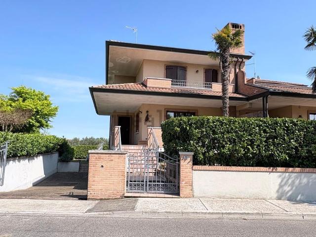 Villetta bifamiliare in vendita di 286 m² in Via Villafranca