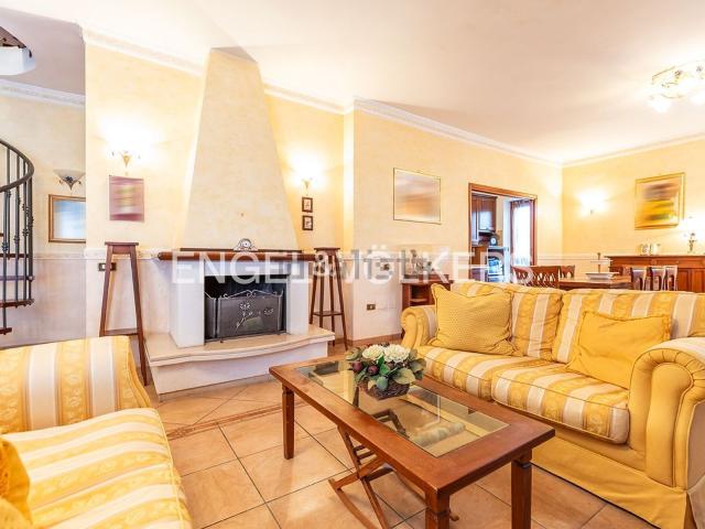 Villetta bifamiliare in vendita di 286 m² in Via Palocci