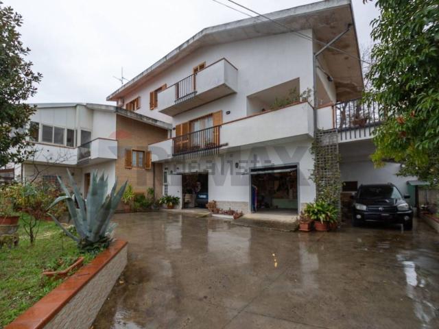 Villetta bifamiliare in vendita di 286 m² in Via Sant&apos Eufemia, 288