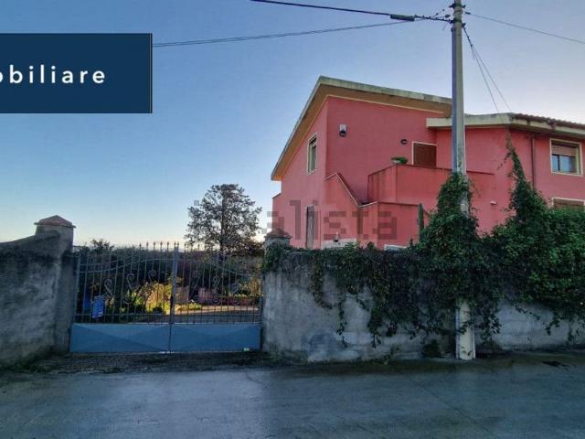 Villetta bifamiliare in vendita di 289 m² in Strada Vicinale Baddelonga Russeglia