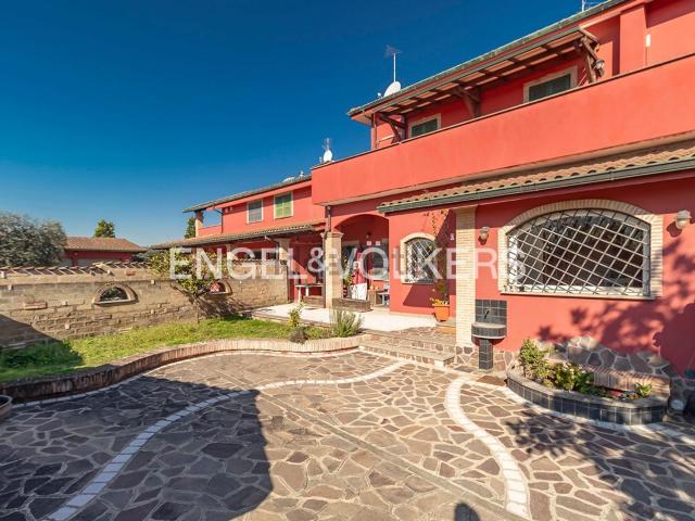 Villetta bifamiliare in vendita di 293 m² in Via di Torrenova