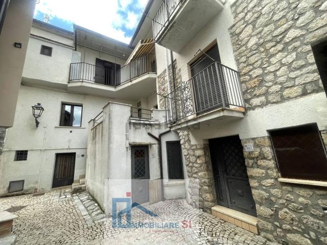 Villetta bifamiliare in vendita di 293 m² in Via Madonnina del Grappa
