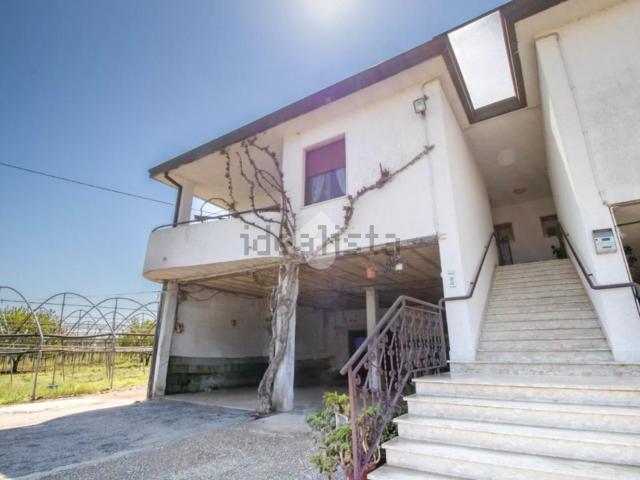 Villetta bifamiliare in vendita di 290 m² in Contrada Cappellini, 33