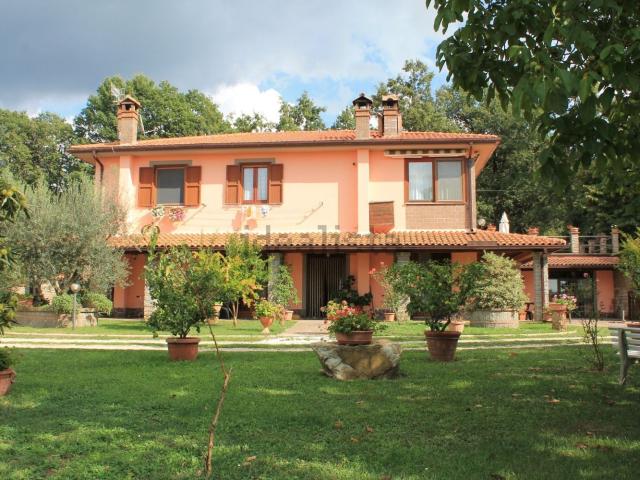 Villetta bifamiliare in vendita di 290 m² in Strada Case Grandi