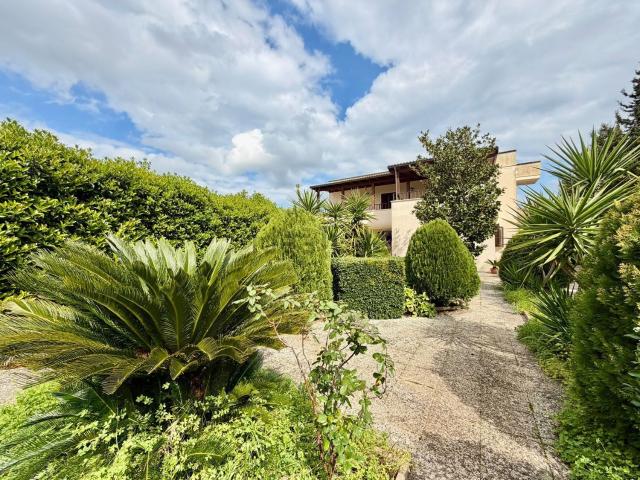 Villetta bifamiliare in vendita di 290 m² in Via Terragno