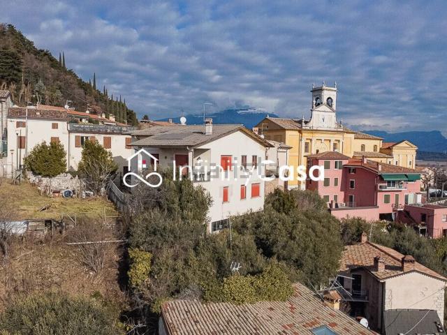 Villetta bifamiliare in vendita di 290 m² in Via Belvedere