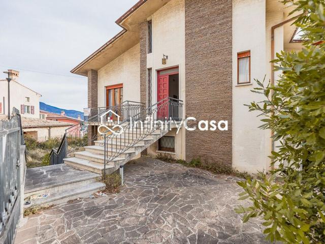 Villetta bifamiliare in vendita di 290 m² in Via Belvedere