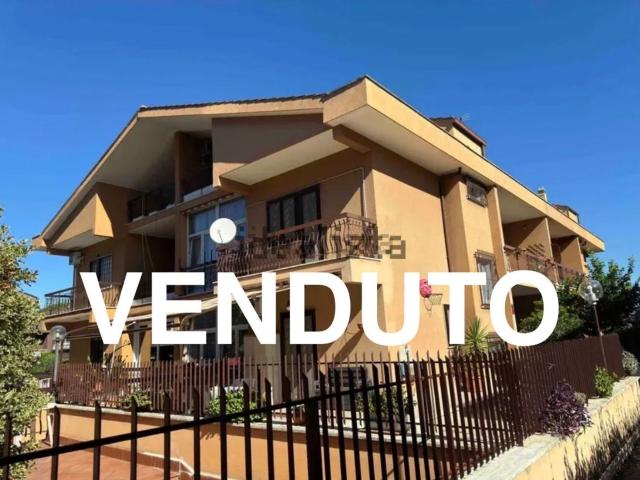 Villetta bifamiliare in vendita di 290 m² in Via delle Vigne di Morena, 78