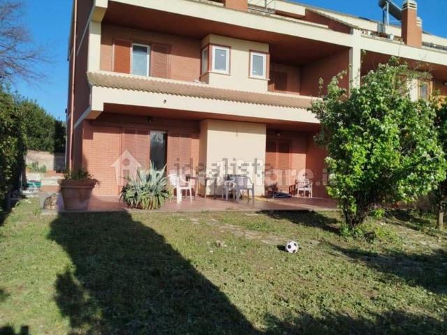 Villetta bifamiliare in vendita di 270 m² in Via Don Lorenzo Milani