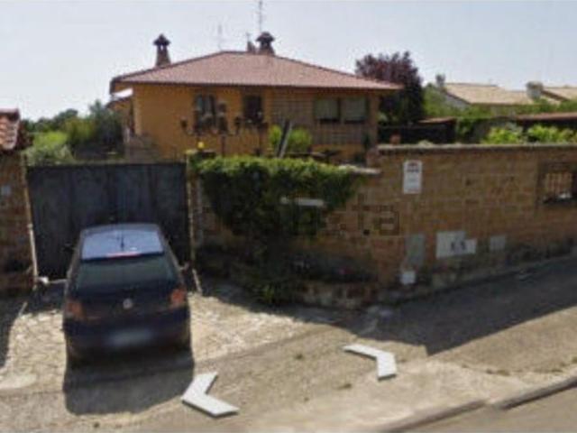 Villetta bifamiliare in vendita di 290 m² in Via G. Almirante, 18