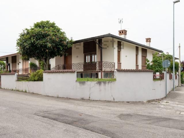 Villetta bifamiliare in vendita di 290 m² in Via Giuseppe Mazzini, 2