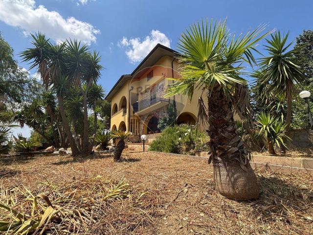 Villetta bifamiliare in vendita di 290 m² in Via Leonida Bissolati
