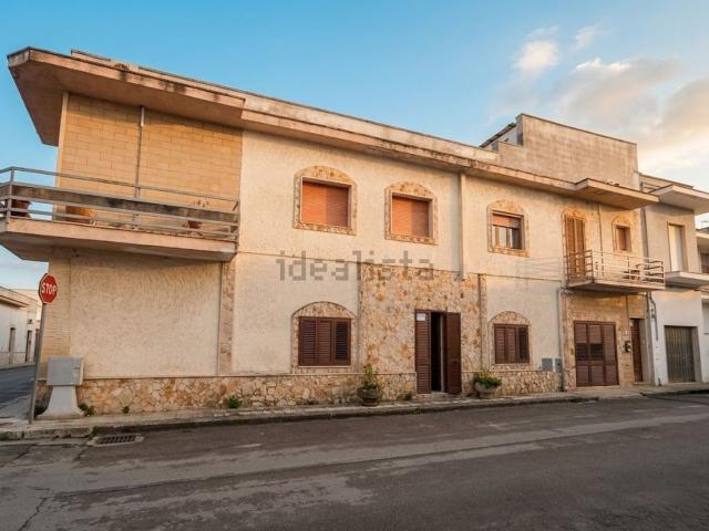Villetta bifamiliare in vendita di 290 m² in Via Lucania, 21