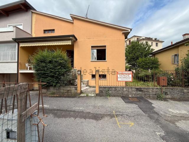 Villetta bifamiliare in vendita di 290 m² in Via Mantova
