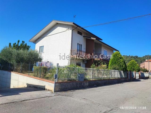 Villetta bifamiliare in vendita di 290 m² in Via Ofanto, 2