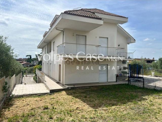 Villetta bifamiliare in vendita di 290 m² in Via Oratino