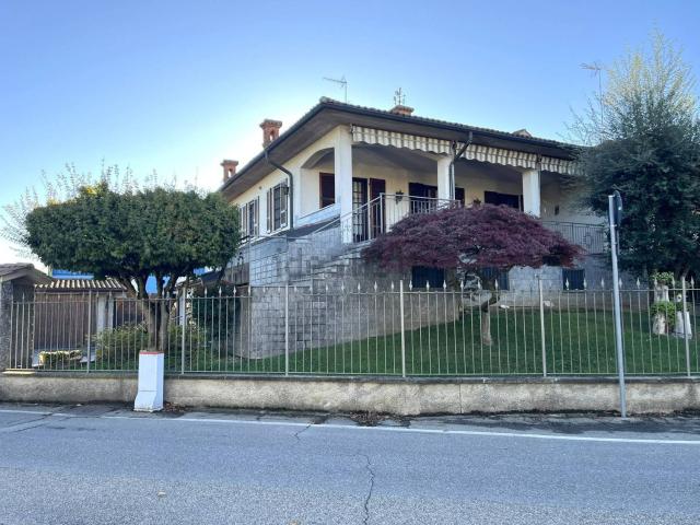 Villetta bifamiliare in vendita di 290 m² in Via Papa Giovanni XXIII, 42