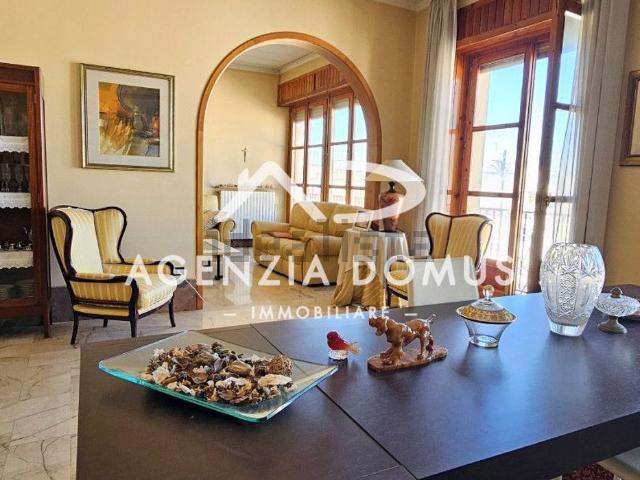 Villetta bifamiliare in vendita di 290 m² in Via Principe di Napoli, 60
