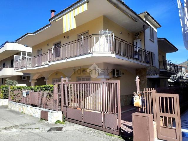 Villetta bifamiliare in vendita di 290 m² in Via S.Salvatore, 11