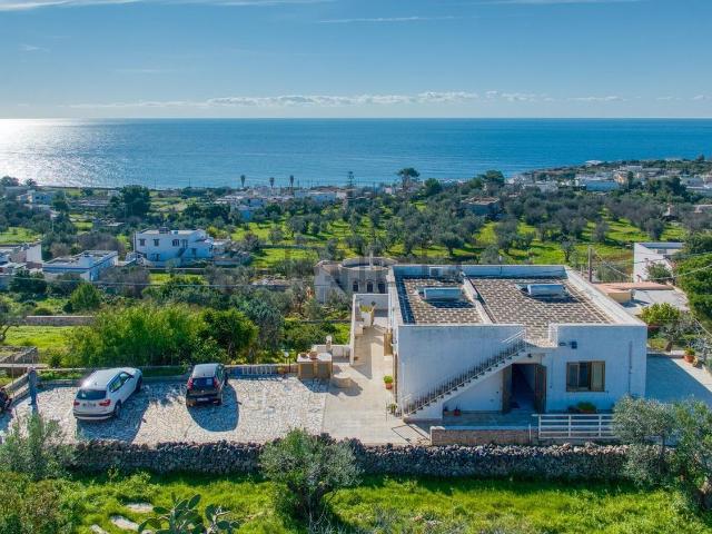 Villetta bifamiliare in vendita di 291 m² in Via Volito II