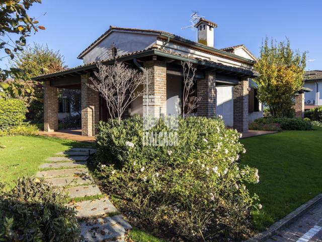 Villetta bifamiliare in vendita di 291 m² in Via Alessandro Manzoni